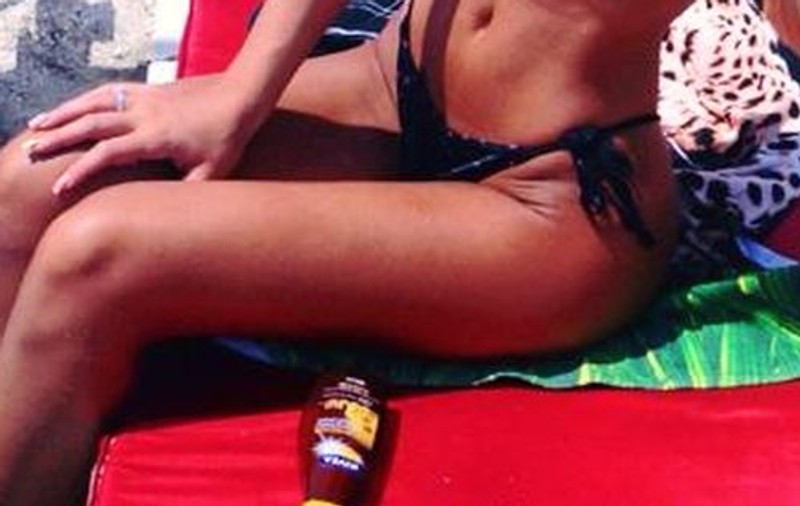 PIELEA ei arată GROAZNIC din cauza EXPUNERII EXCESIVE la ULTRAVIOLETE! Vezi ce VEDETĂ de la noi este ÎNCREŢITĂ ca o BABĂ în zona PELVISULUI