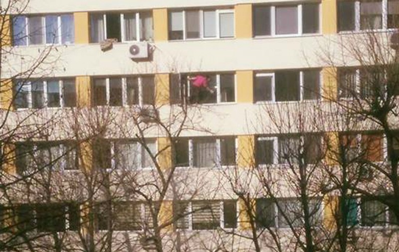O pensionară a murit, după ce a căzut de la fereastră, în județul Gorj. Femeia ștergea geamurile