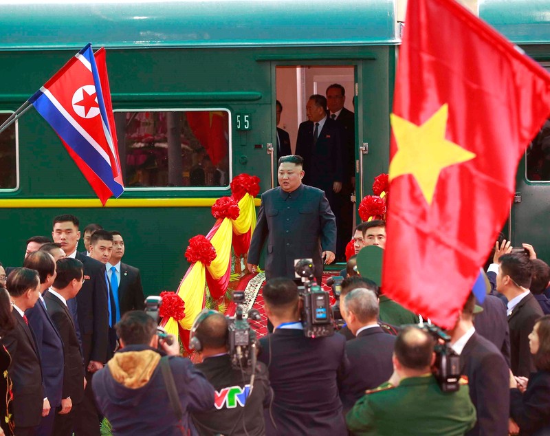 FOTO | Kim Jong-Un a ajuns în Vietnam, pentru summitul dintre Statele Unite şi Coreea de Nord. Liderul nord-coreean, întâmpinat cu covor roșu