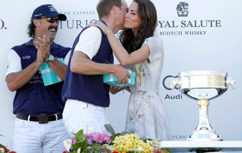 Foto | Prințul William și Kate Middleton s-au sărutat la un meci de polo