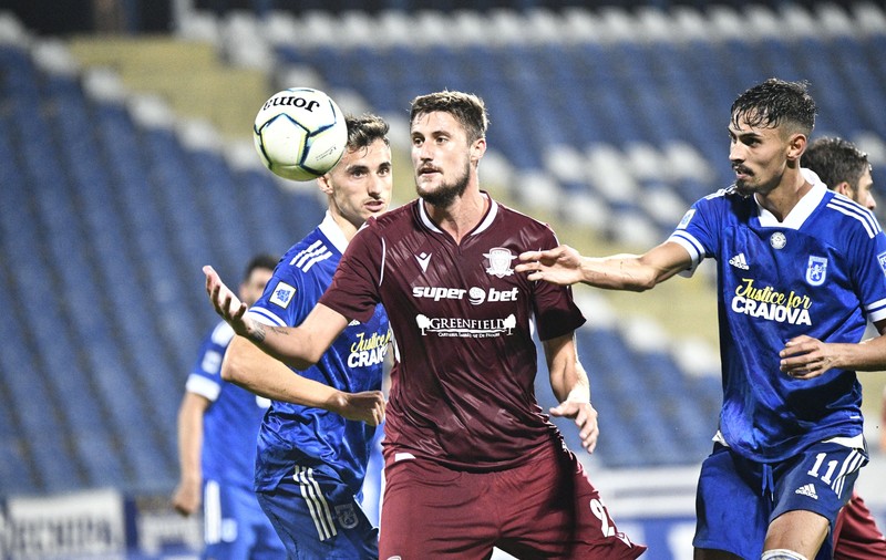 Liga 2, etapa a șaptea.  U Craiova 1948 - Rapid 5-0. Fanii olteni i-au atacat pe jandarmi cu torțe. Trei meciuri, amânate