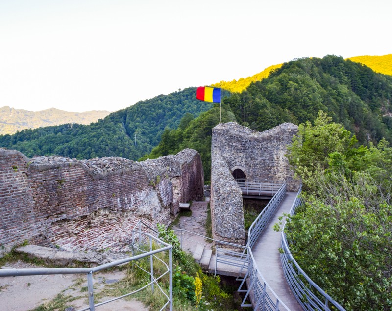 Cetatea Poenari de pe Transfăgărășan. Cum ajungi și câte trepte trebuie să urci până la cetate