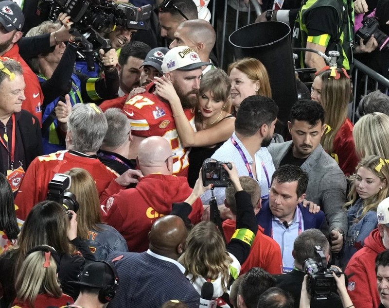 Taylor Swift și-a sărutat iubitul, pe jucătorul Travis Kelce, pe teren, după ce Kansas City Chiefs a câștigat Super Bowl 2024