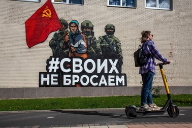 Un graffiti cu portretul femeii și sloganul „Noi nu-i abandonăm pe ai noștri” în Tula, Rusia | Foto: Profimedia