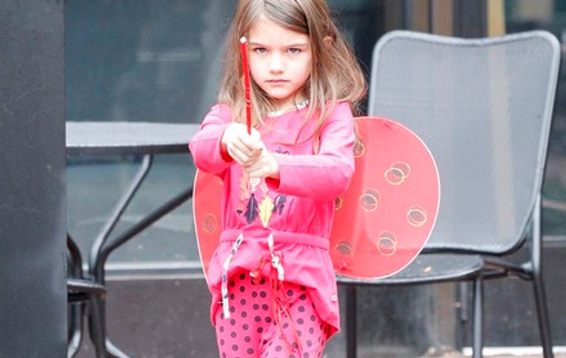 Foto | Ce răsfăţată e! Suri Cruise a ieşit pe stradă costumată în buburuză
