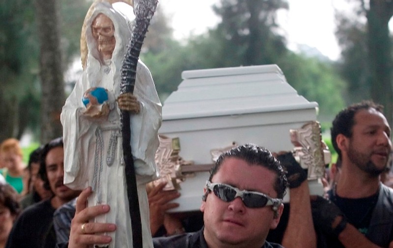 ULUITOR! Traficanţii de droguri din Mexic se închină la "DOAMNA CU COASA"! Cultul "SFINTEI MORŢI" ia amploare şi deranjează Vaticanul!