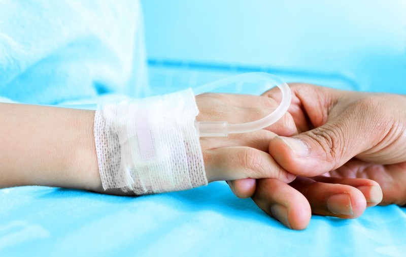 Copilul de 2 ani, bătut până la comă de mamă și de iubitul ei, a intrat în moarte cerebrală