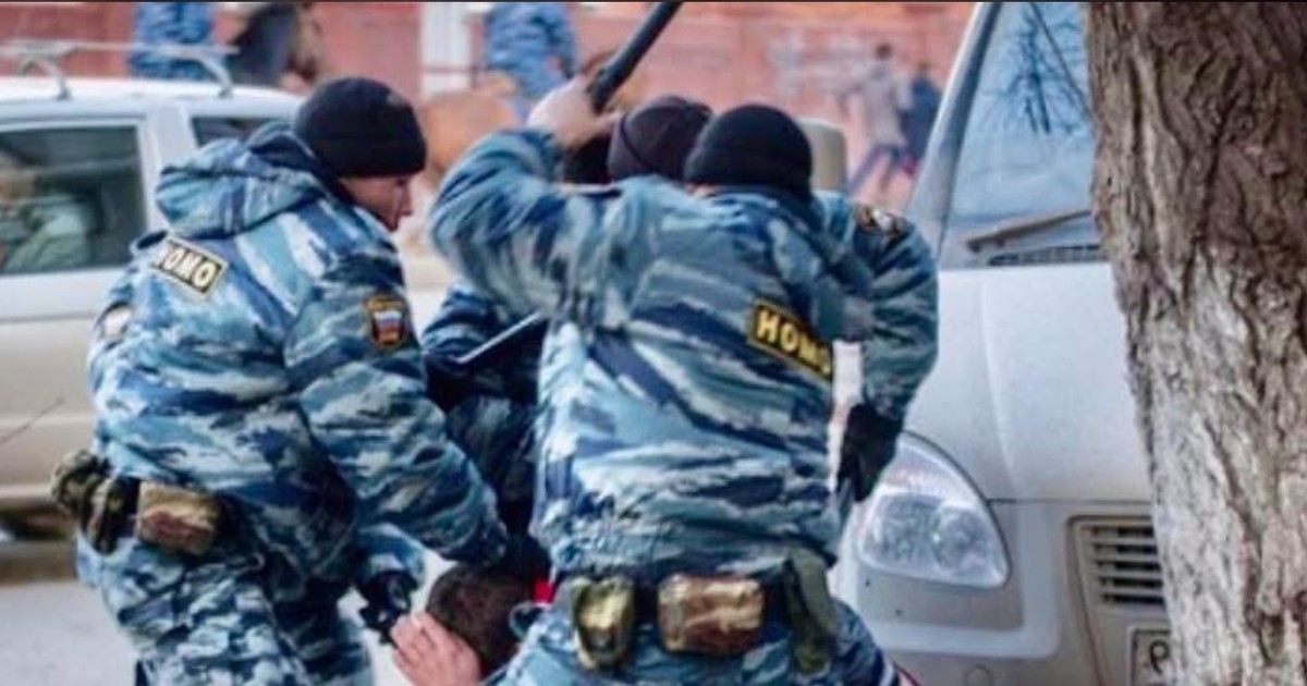 Forțele ruse de securitate, surprinse lovind cu brutalitate în timp ce arestează Captură X @@AvLale_Hesenova