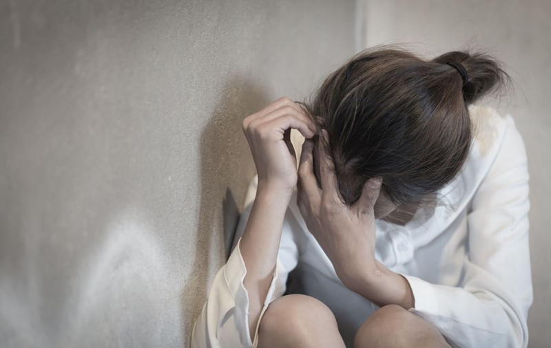 Fată de 15 ani, vândută pe un pitbull şi o pereche de cizme de damă! Cinci traficanţi au drogat-o, au obligat-o să se prostitueze și unul singur e în puşcărie, după 9 ani