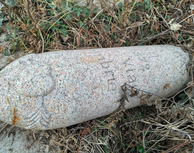 REPORTAJ/Cum a cinstit un ploieștean memoria nevestei care-l înșela. I-a ridicat cel mai original monument: ”Astfel este viața”/VIDEO