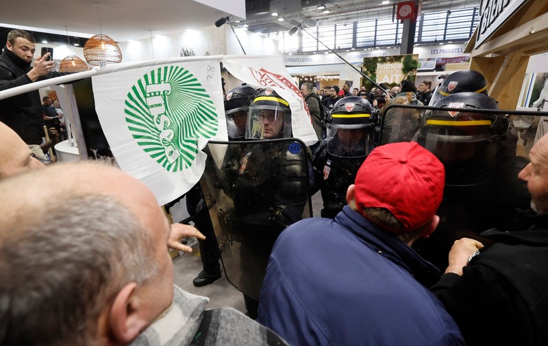 Fermierii francezi au intrat în forța în Salonul de Agricultură de la Paris înainte de vizita lui Macron. Confruntări cu forțele de ordine