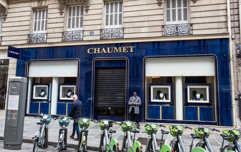 Jaf ca-n filme la Paris: Un bărbat a furat bijuterii de două milioane de euro, apoi a dispărut pe un scuter