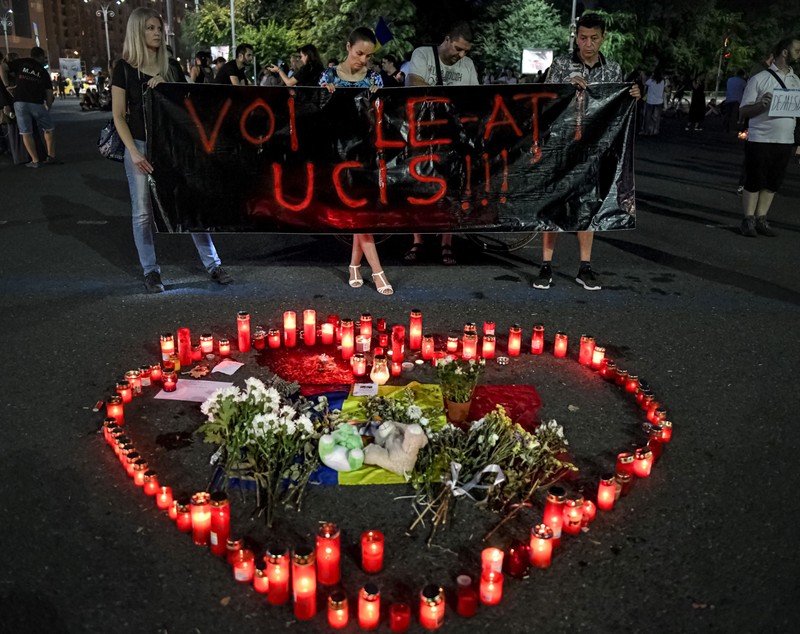 Protest în Piața Victoriei, marți seară, după publicarea stenogramei convorbirilor  dintre 112 și Alexandra