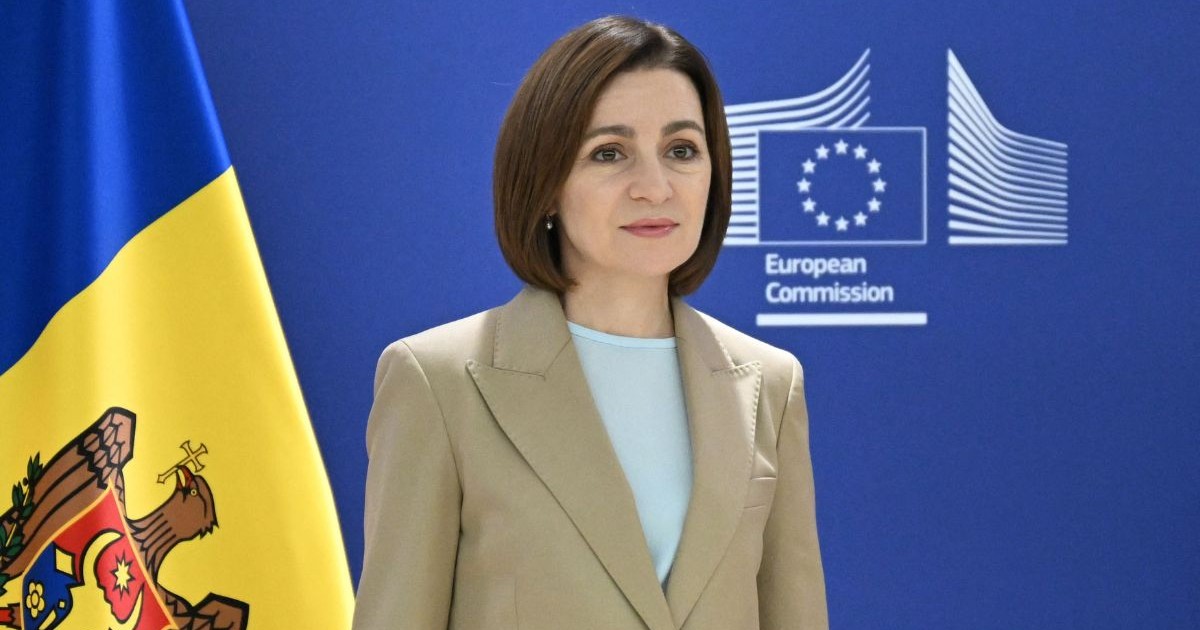 Maia Sandu îmbrăcată într-un sacou crem, în fața drapelului Republicii Moldova și semnului Uniunii Europene, la o întâlnire cu Ursula Von der Leyen, pe 10 decembrie 2024