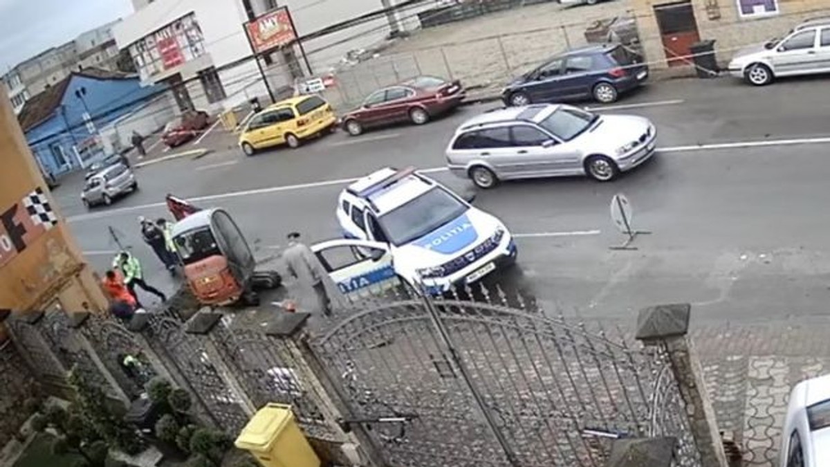 VIDEO | Un bărbat acuzat că a tăiat un polițist a fost, de fapt, lovit cu pumnul de mai multe ori de omul legii