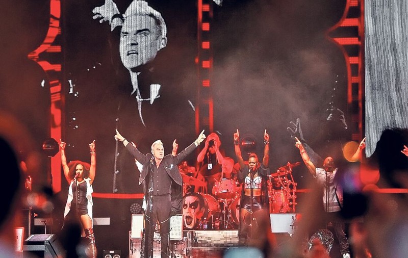 Organizatorii concertului susţinut de Robbie Williams, sancţionaţi de ANPC! Ce amendă trebuie să plătească