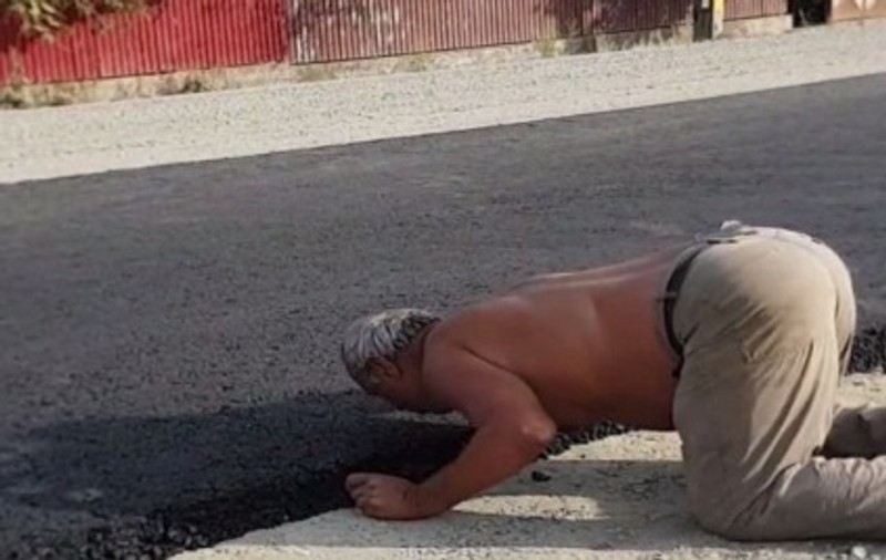 Reacția unui bărbat când a văzut că strada din comuna sa a fost asfaltată | VIDEO