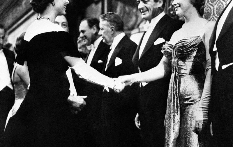 Momentul întâlnirii dintre Regina Elisabeta a II-a și Marilyn Monroe. Evenimentul a avut loc acum mai bine de 65 de ani