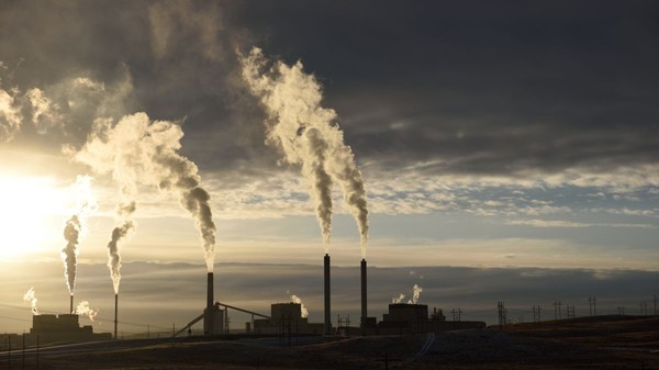 Silueta unor coloane de emisii de carbon provenite de la coșul de fum al unei termocentrale pe cărbune. Poză cu caracter ilustrativ. Foto: Shutterstock