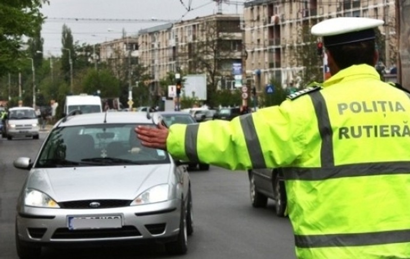 Un șofer din București a demarat cu polițistul agățat de autovehicul. I s-a întocmit dosar penal