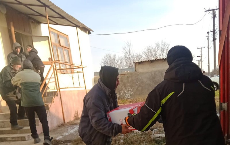REPORTAJ. Lanțul binelui în vremuri grele: două parohii dobrogene au adunat donaţii din toată ţara pentru satele sărace de lângă Ismail şi Odesa