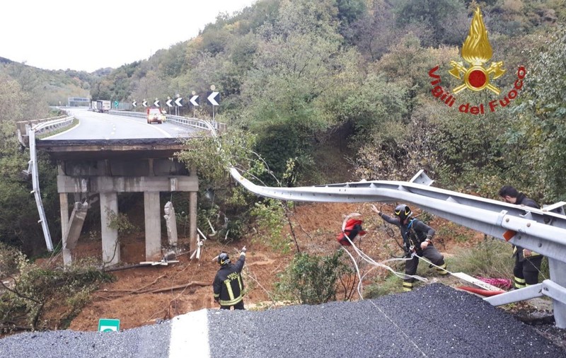 Ploi torențiale cu efecte devastatoare în Italia: porțiuni de drumuri prăbușite, sute de oameni evacuați