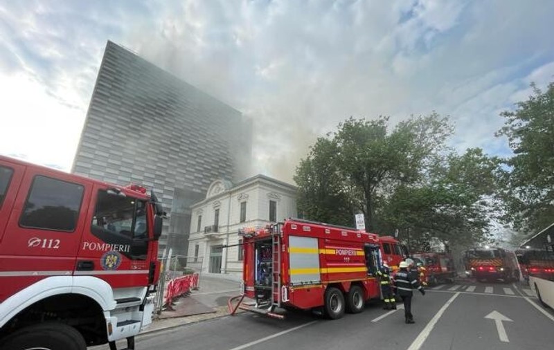 Incendiu în București, la o clădire de pe Calea Dorobanți. ISU a trimis 11 autospeciale de stingere