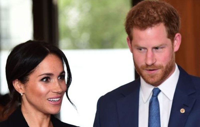 FOTO | Apariție demnă de o ducesă pentru Meghan Markle. De la fusta mini, la costum negru