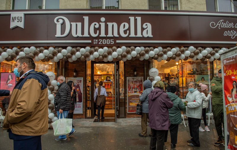Dulcinella deschide magazinul cu numărul 50! Dulcele vă iese de acum în drum şi pe șoseaua Pantelimon!