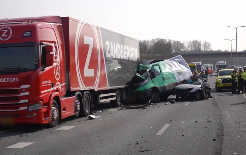 112 șoferi amendați cu câte 440 de euro pentru că au filmat și fotografiat un accident grav, pe o șosea din Olanda: „Lasă telefonul jos”