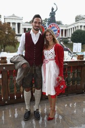 Fundaşul Mats Hummels a fost însoţit la Oktoberfest de Cathy Fisher. (FOTO: EPA)