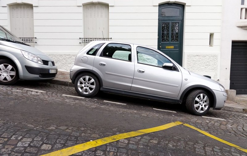 Cum să parchezi în siguranță pe un drum în pantă sau în rampă?