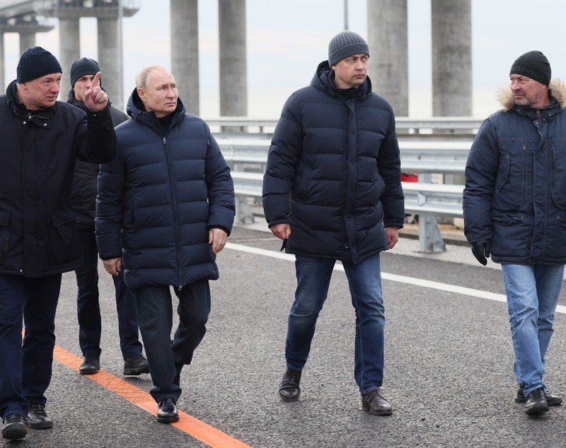 VIDEO | Putin a condus pe podul din Crimeea, redeschis pentru traficul rutier după explozia din octombrie