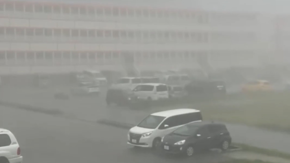 O scenă cu condiții meteorologice extreme, caracterizată prin ceață sau ploaie extrem de densă și vizibilitate redusă.