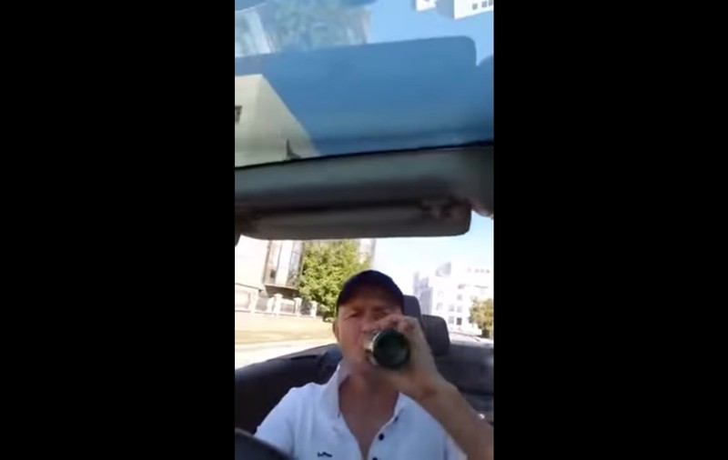 Un gorjean s-a filmat live pe Facebook în timp ce conducea și consuma alcool