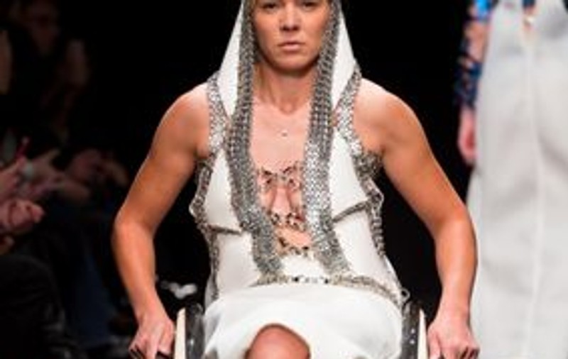 Povestea impresionantă a unei românce, model în Italia. Roxana Dobrică a ajuns campioană la handbike, după ce a paralizat complet| FOTO