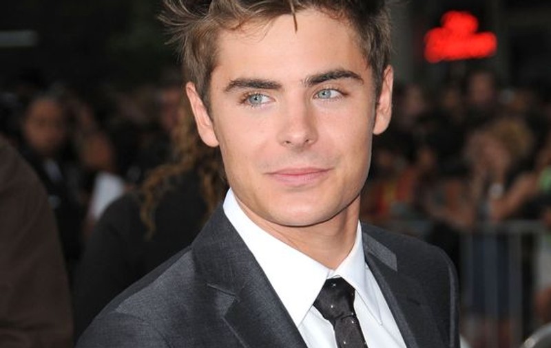 Zac Efron aruncă banii pe stripteuse