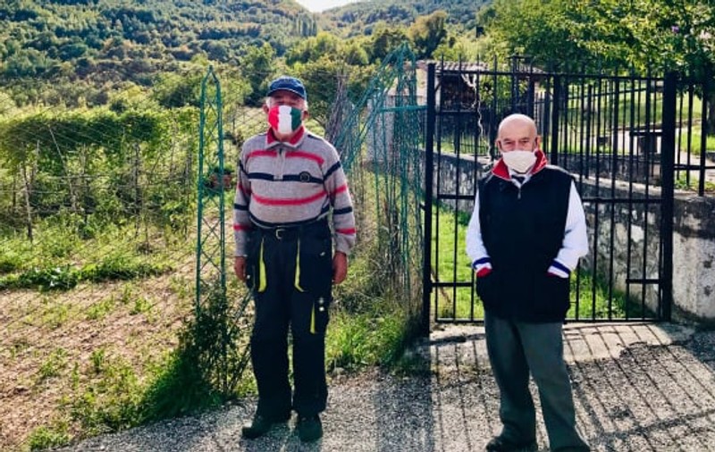 Satul din Italia unde cei doi locuitori insistă să poarte masca de protecție și să păstreze distanța socială: „Este o chestiune de principiu﻿”
