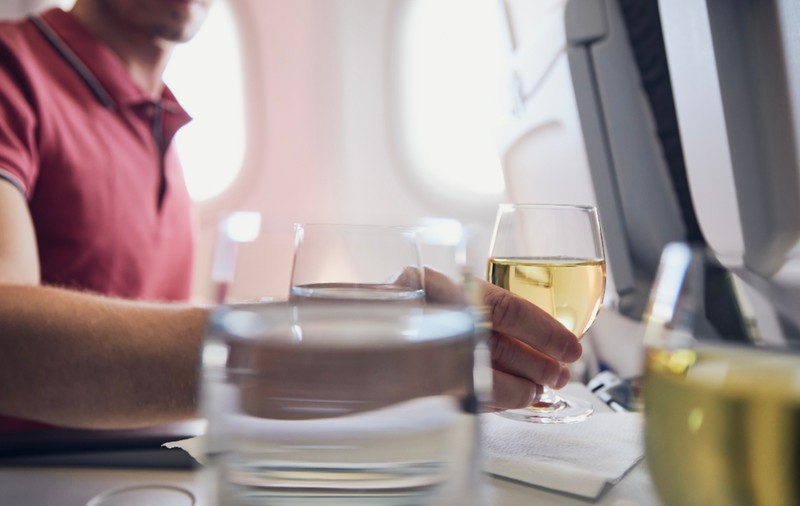 Un pasager s-a îmbătat în avion, a încercat să sărute un însoțitor de zbor în fața soției sale, iar acum riscă închisoare