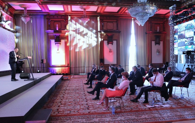 Imagini fără precedent de la Congresul PSD. Pandemia a lăsat liderii stingheri, într-o sală aproape pustiită