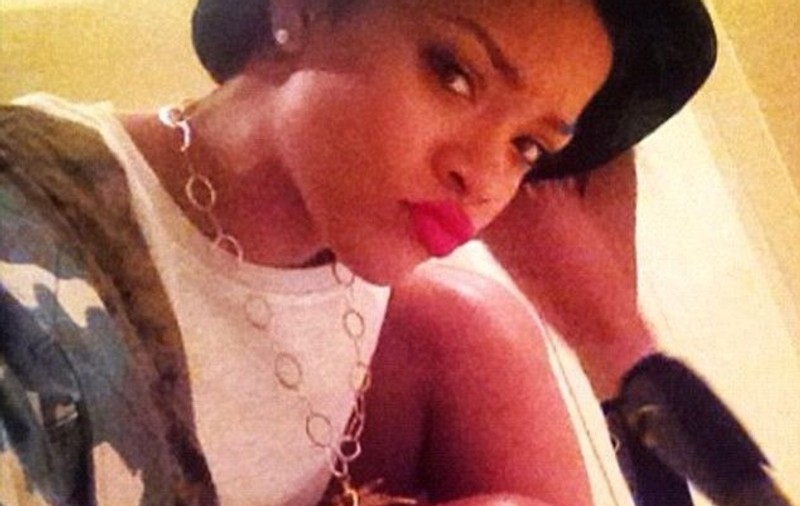 Rihanna, în ipostaze EROTICE! O femeie GOALĂ, surprinsă cu CAPUL ÎNTRE PICIOARELE ei! | FOTO