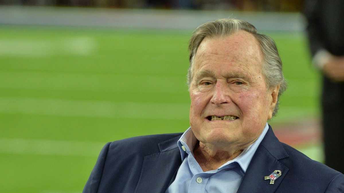 George Bush Senior acuzat că i-a pus mâna pe fund unei fete de 16 ani