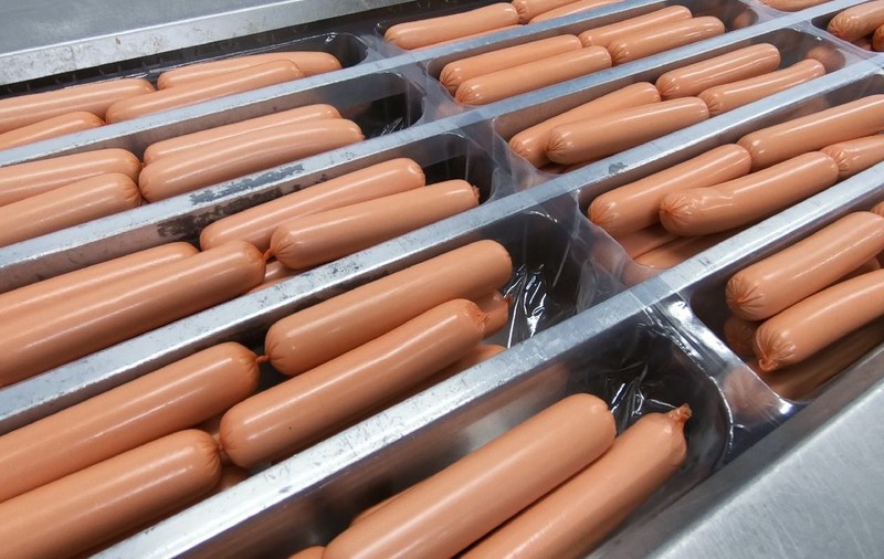 Ce mâncăm cu adevărat când alegem crenvurștii de porc: până la 7 aditivi alimentari / E-uri și 27 grame grăsime pentru 100 de grame de produs