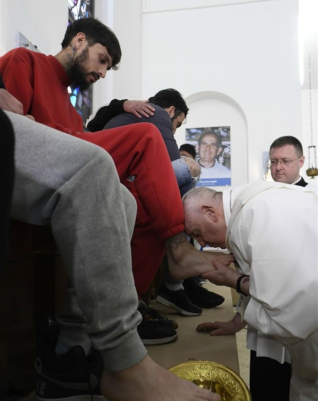 Papa Francisc a spălat picioarele unor tineri deţinuţi, între care şi un român