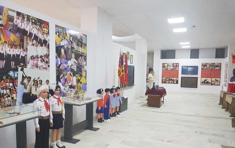 VIDEO&FOTO/ Viața pe vremea lui Ceaușescu, recreată la Muzeul Județean din Vaslui. O expoziție permanentă ne amintește de pionieri, uniforme și peștele de pe televizor