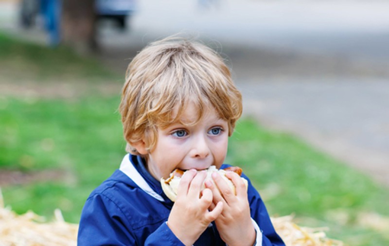 Un băiețel de 9 ani a intrat în stop cardiac după ce a mușcat dintr-un hot-dog