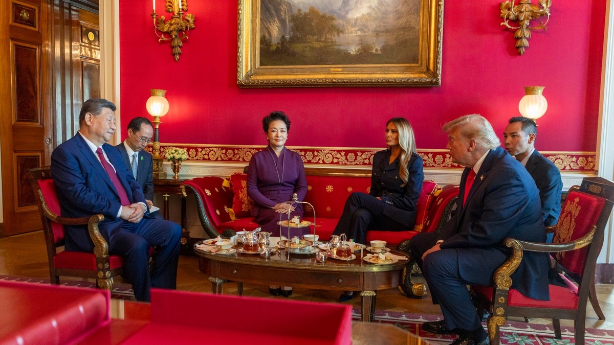 Cameră roșie pregătită la Casa Albă cu ocazia vizitei lui Xi. Liderul chinez și soția sa, găzduiți de Donald și Melania Trump la ceremonia ceaiului Sursa foto: Profimedia