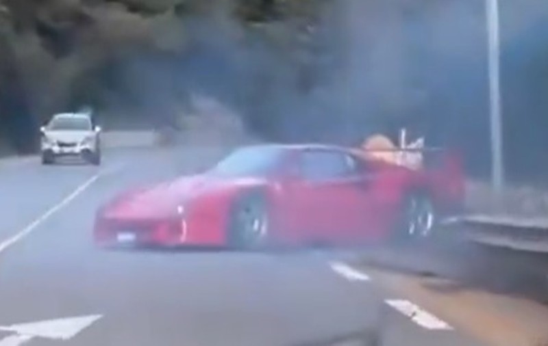 Momentul în care Ferrariul de două milioane de euro al unui pilot de Formula 1 se izbește de un parapet