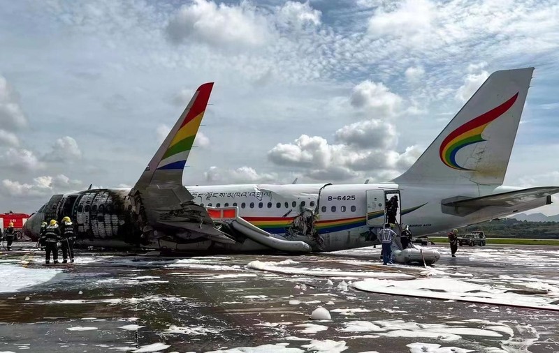 VIDEO | Momentul în care un avion din China ia foc, după ce a ieșit de pe pistă