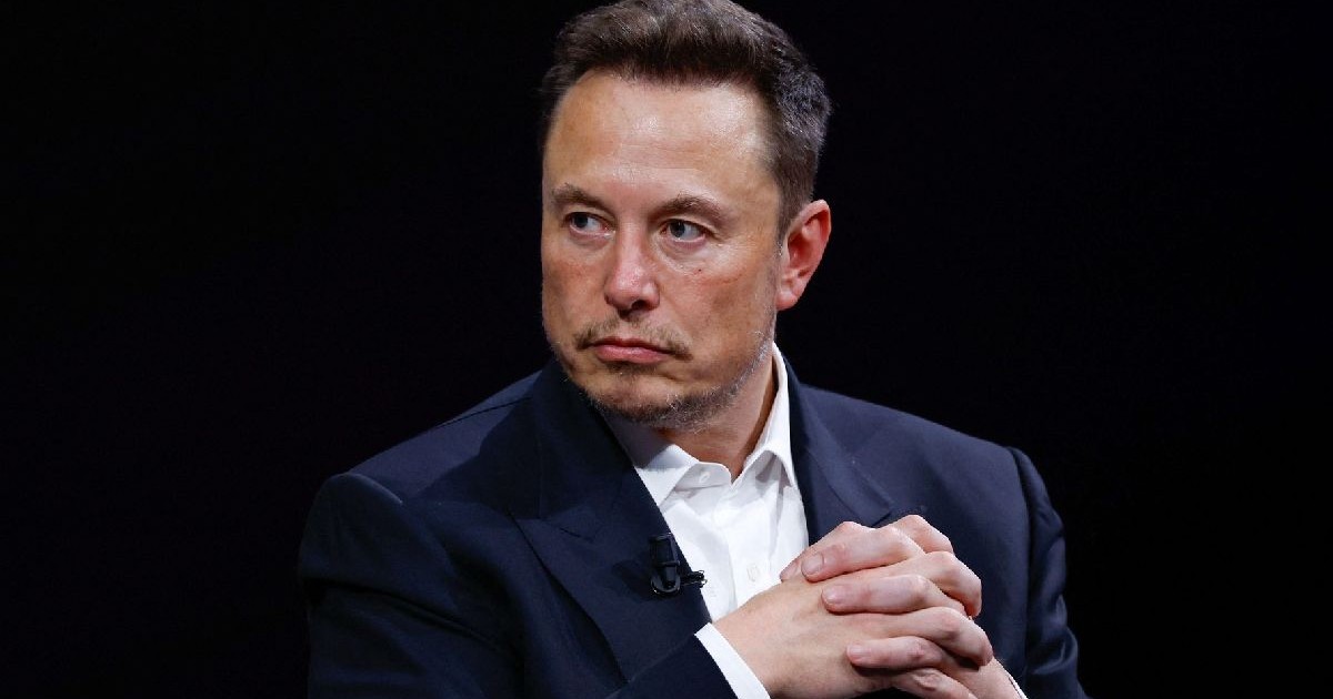 Fotografie cu Elon Musk, îmbrăcat într-un costum negru și cămașă albă